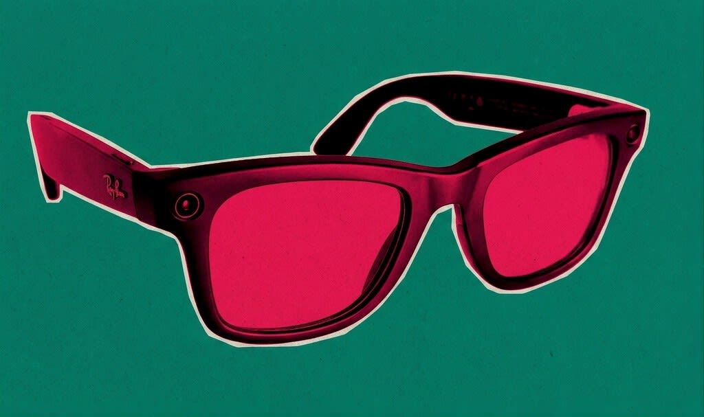 Persona utilizando gafas inteligentes Ray-Ban Meta en un entorno urbano moderno, con un ligero desenfoque para destacar la tecnología.