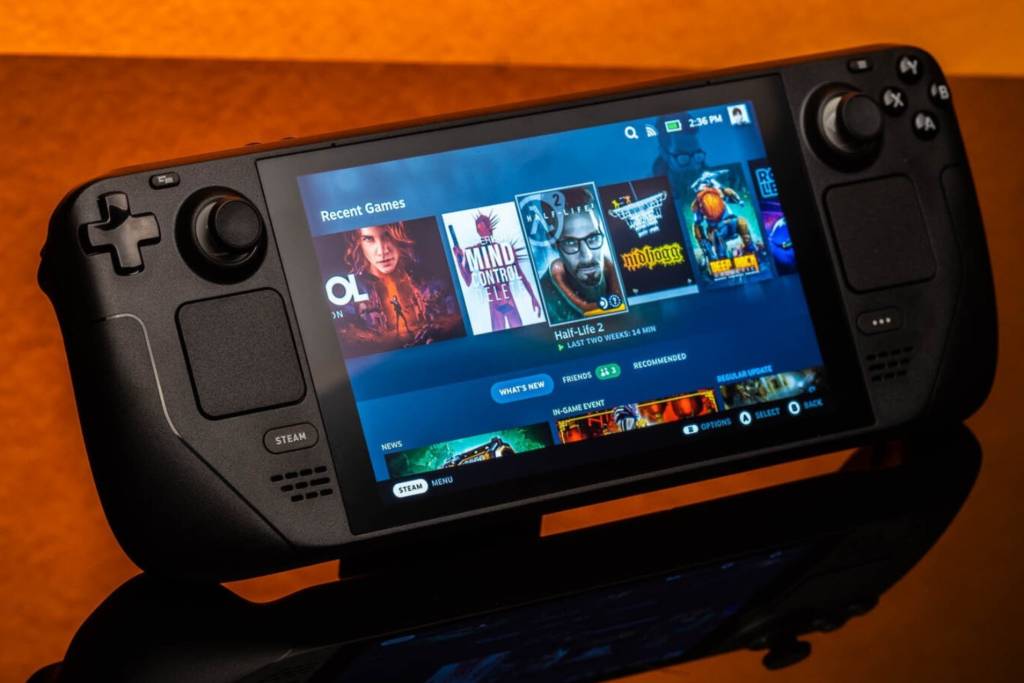 Imagen conceptual de un mando de consola sobre un teclado y un monitor mostrando código, simbolizando la intersección entre gaming y tecnología.