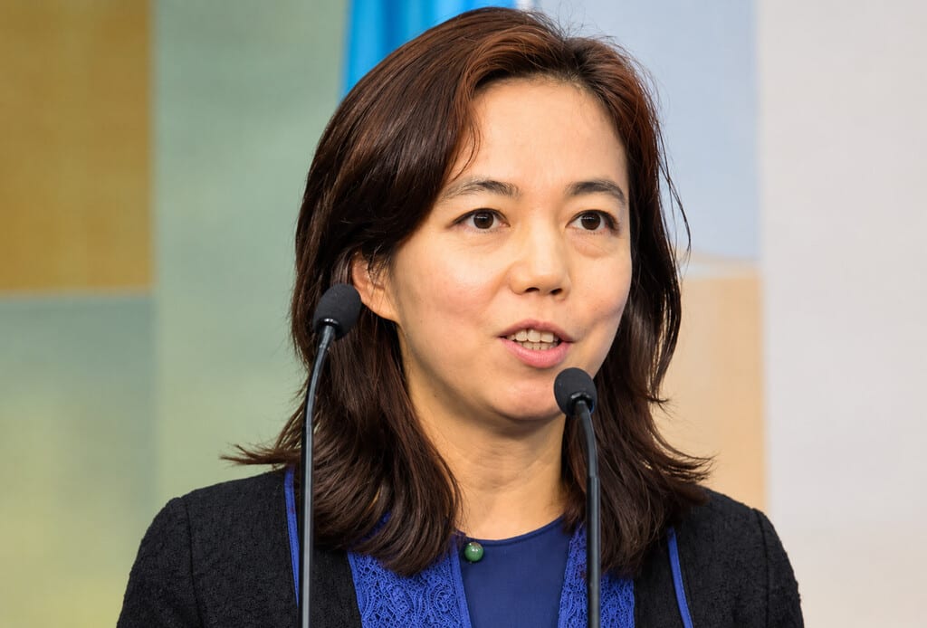 Lisa Su CEO de AMD en una sala de servidores moderna.