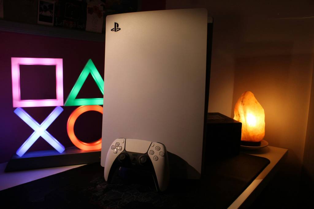 Captura de pantalla de un videojuego con texturas detalladas y alta resolución en una consola PlayStation 5.