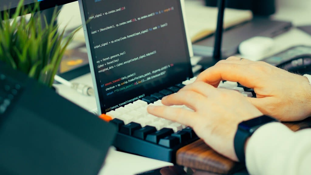 Representación abstracta de código de computadora con nodos de inteligencia artificial conectados, simbolizando la auto-mejora del software.