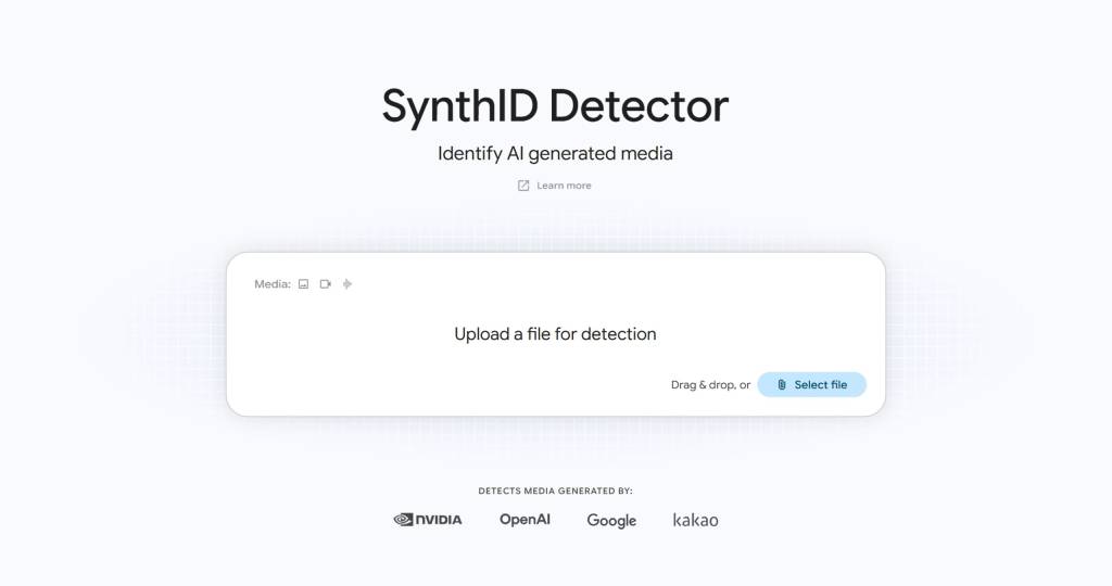 Una pantalla de ordenador mostrando código binario y ondas de sonido superpuestas, simbolizando la detección de IA en multimedia.