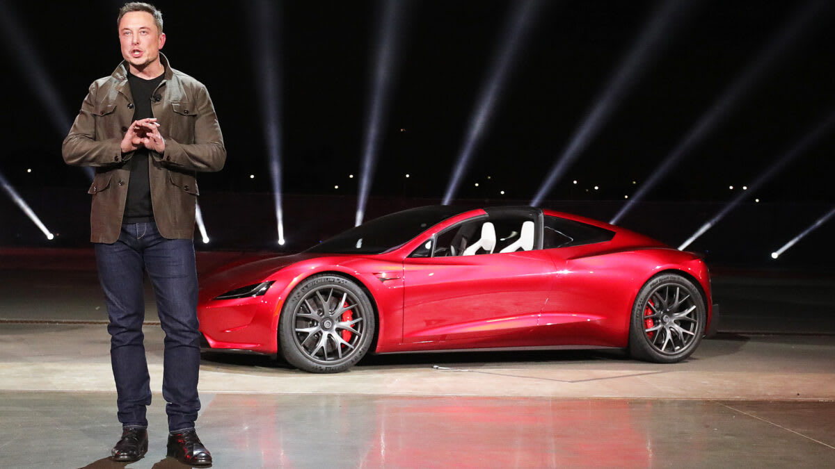 elon-musk-e-la-tesla-roadster-1200x675.jpg