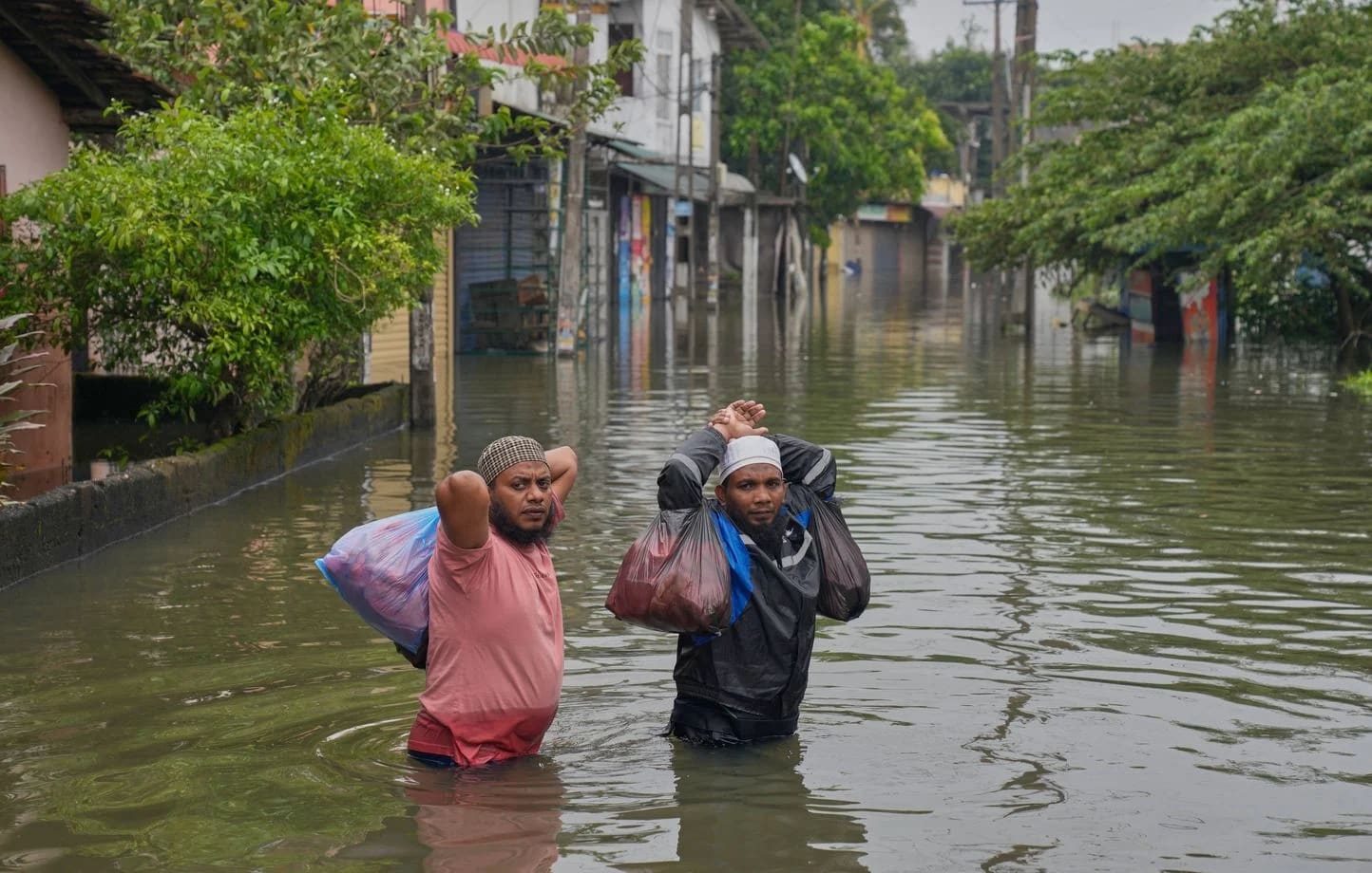 1444x920_flood-victims-wade-through-water-in-colombo-sri-lanka-saturday-nov-29-2025-ap-photo-eranga-jayawardena-ejx104-25333285650733-2511290912.webp