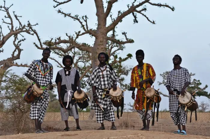 Danse des griots Sénégal.webp