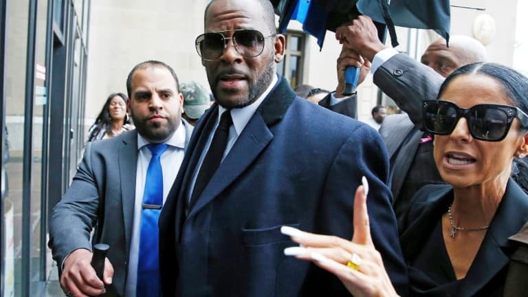Le-chanteur-R-Kelly-arrivant-pour-une-audience-dans-un-tribunal-de-Chicago-le-7-mai-2019-1136254.jpg