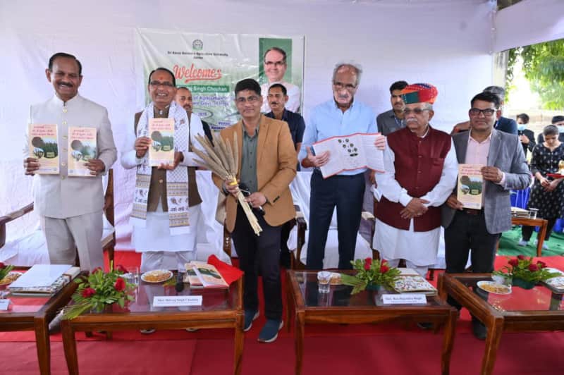 दुर्गापुरा कृषि अनुसंधान संस्थान पहुंचे शिवराज सिंह चौहान
