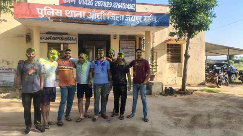 आंधी पुलिस थाने में होली मिलन समारोह, डीजे पर झूमे पुलिसकर्मी