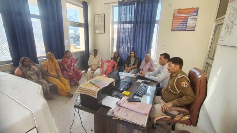 मांगरोल में सुरक्षा सखियों की बैठक, महिलाओं के अधिकार बताए