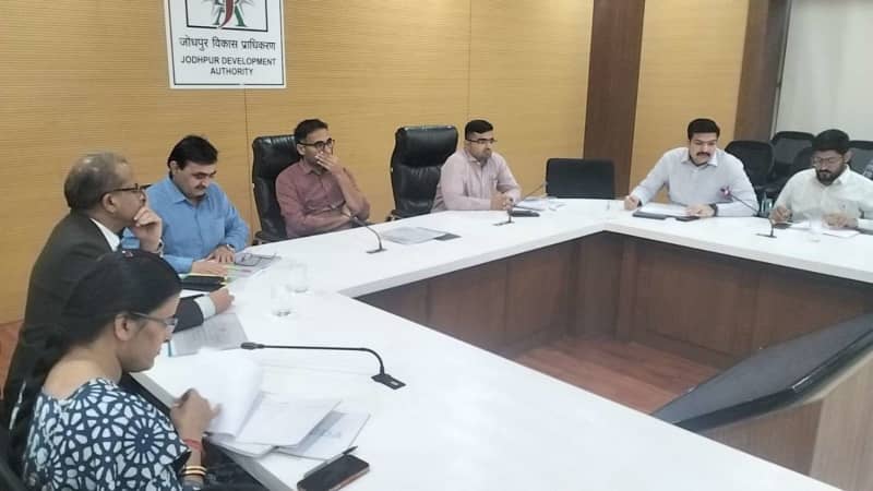 जिला कलक्टर की अध्यक्षता में साप्ताहिक समीक्षा बैठक आयोजित