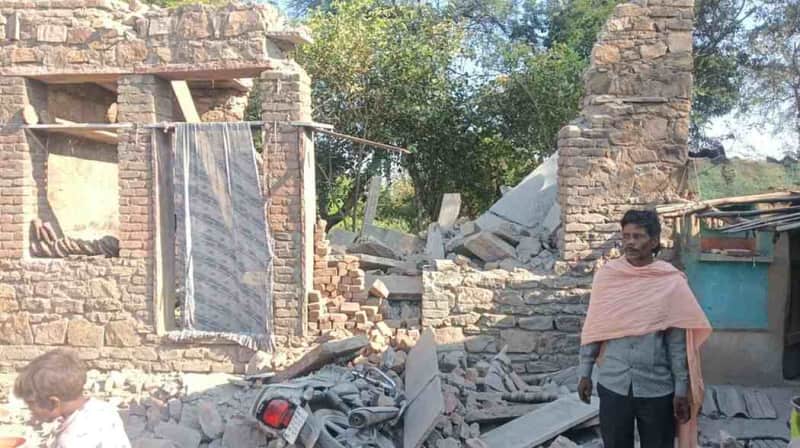 मांगरोल में जर्जर मकान गिरा, मलबे में दबे मां-बेटा बचाए