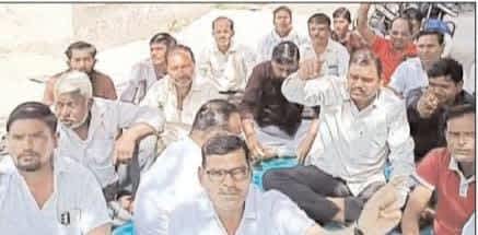 मांगरोल में किसानों का प्रदर्शन, डंपिंग यार्ड आग बुझाने मांग