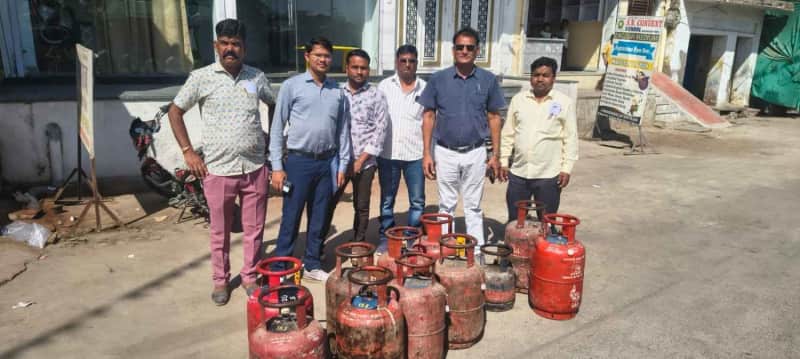 मांगरोल में अवैध गैस उपयोग पर कार्रवाई, 14 सिलेंडर जब्त