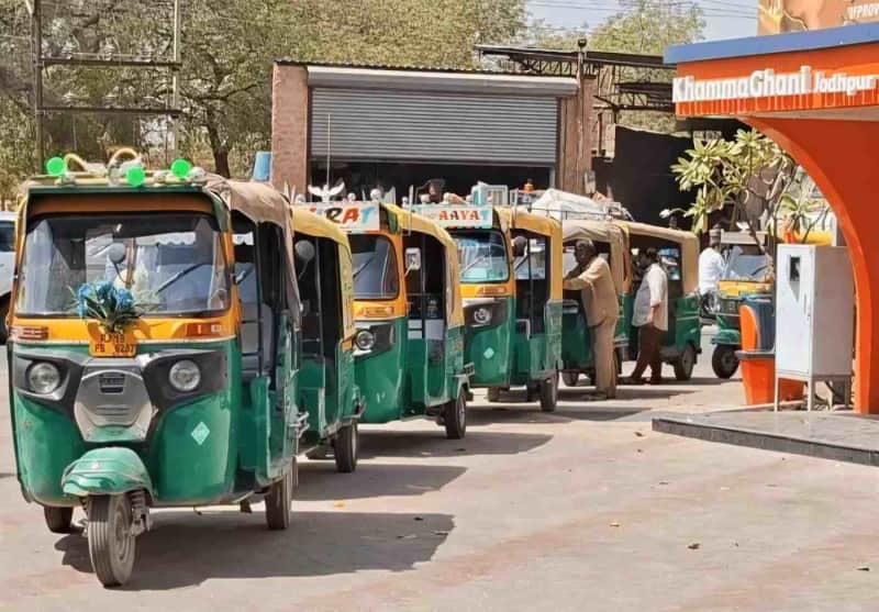 जोधपुर में ऑटो ड्राइवर एलपीजी पंप पर पहुंच रहे