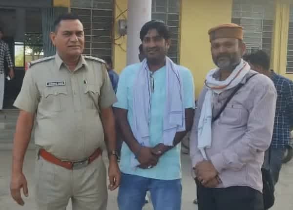 बकानी में युवक ने सड़क पर मिली सोने की बाली लौटाई