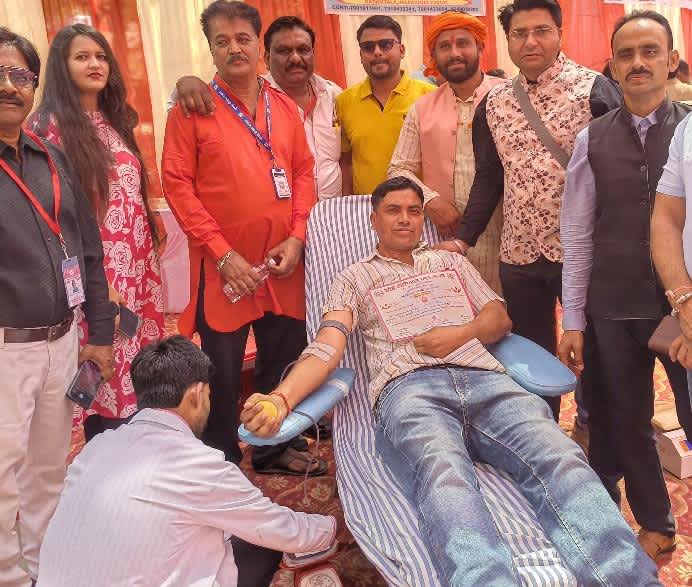 बूंदी के सीताराम मीणा ने उत्तर प्रदेश में रक्तदान किया