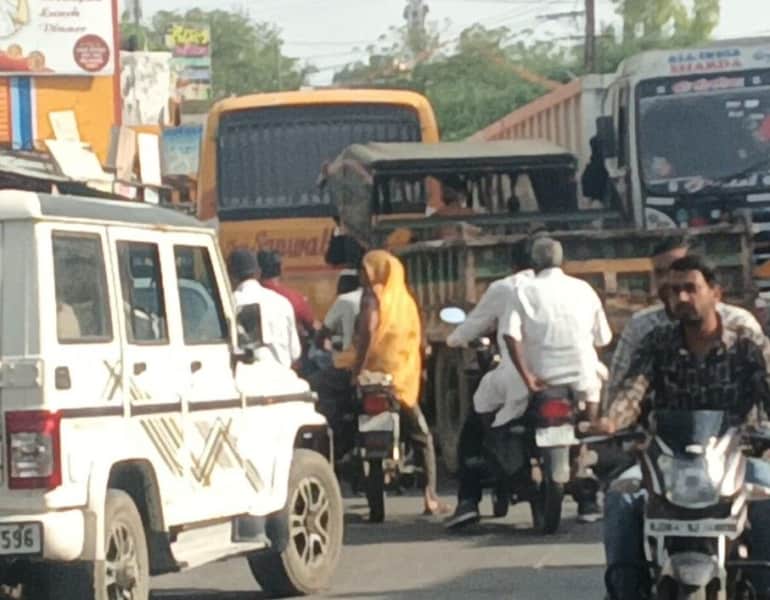 मांगरोल में सड़क अतिक्रमण से लग रहा जाम, लोग परेशान