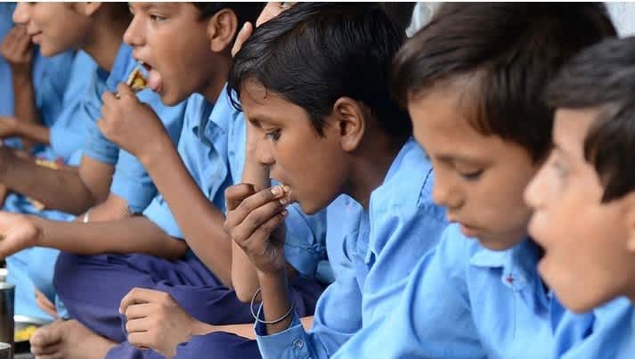 मिड-डे मील में बच्चों से मजदूरी