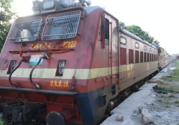 धार में पहली बार गूंजी रेल