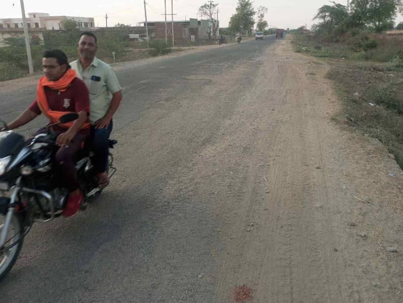 खराब सड़क से किसानों की फसल बिखरने से बढ़ा नुकसान