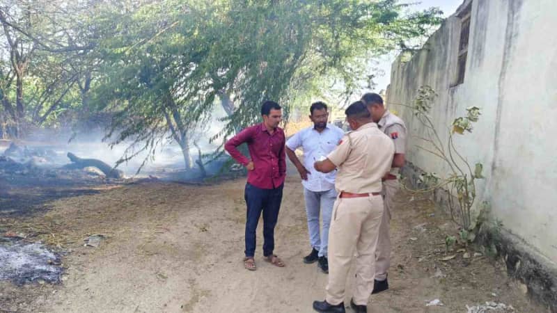 बलूंदा बेरा माना में लकड़ी ढेर में लगी आग