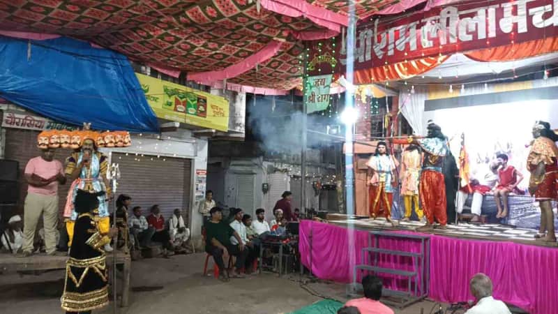 मांगरोल में श्री रामलीला में युद्ध लीलाओं का मंचन