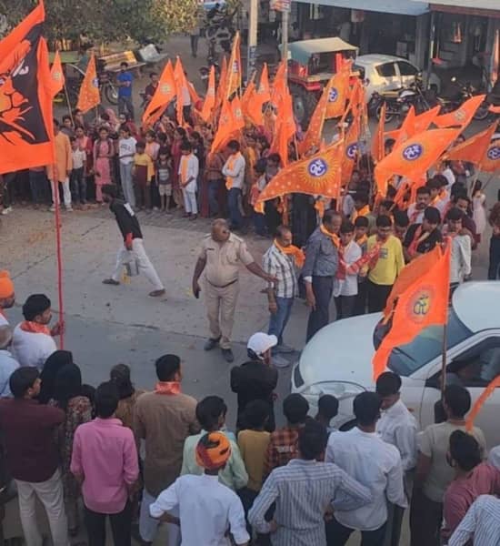 मढ़ा भीम सिंह में भव्य भगवा रैली, जय श्रीराम गूंजे