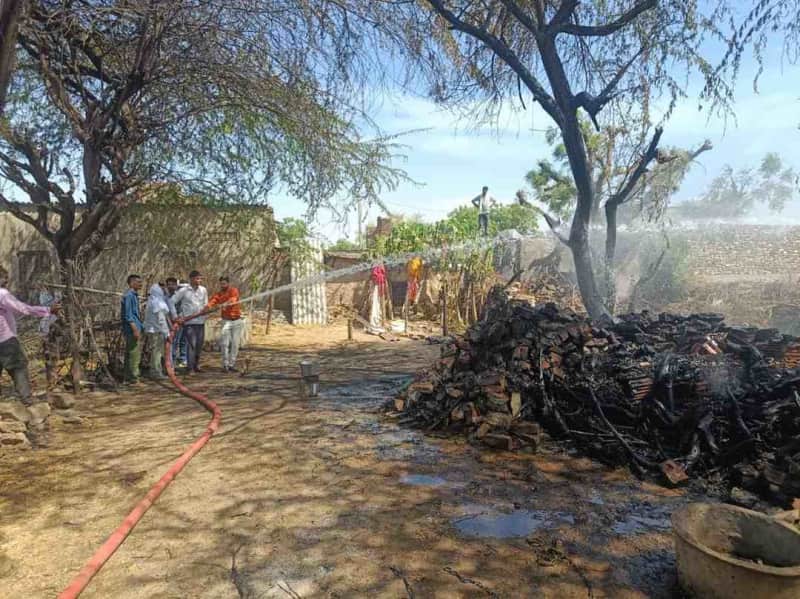 रामपुरा में आग, लकड़ियां और ज्वार की कड़बी जलकर राख