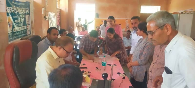 संभागीय आयुक्त ने चड़ी में सुनी ग्रामीणों की समस्याएं
