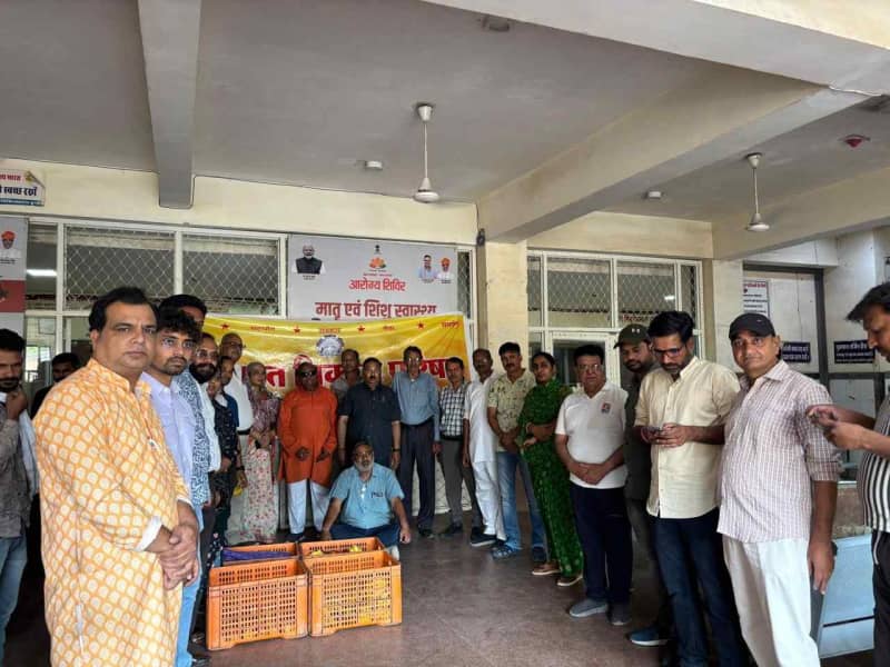 भारत विकास परिषद ने अस्पताल में मरीजों को फल वितरित
