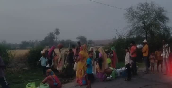 नयागांव ठाकरान में पेयजल संकट से ग्रामीण परेशान