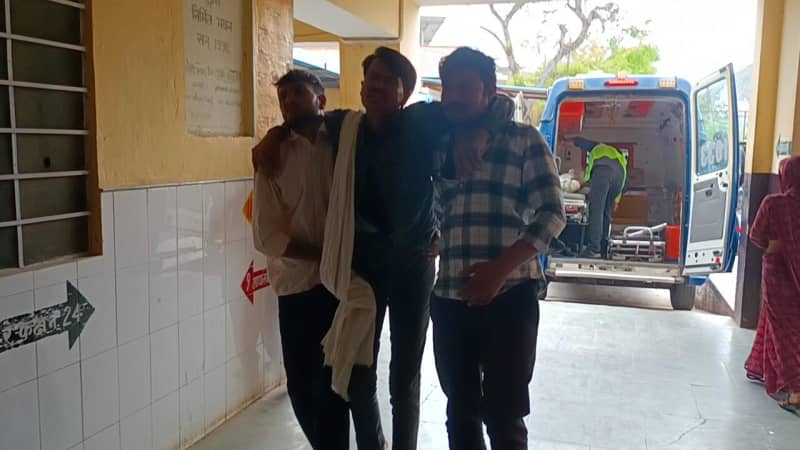 निवाई NH-52 पर पिकअप पलटी, दर्जन किसान घायल