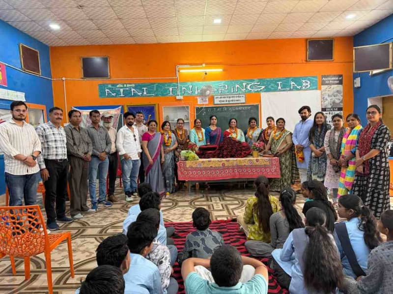 संस्कृति संस्था ने स्कूल में बच्चों को 19 फर्श भेंट किए