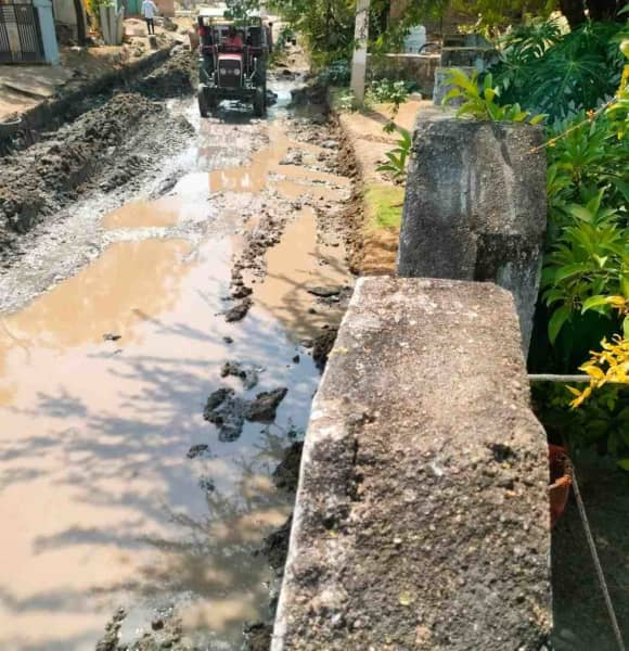 जेसीबी से पाइपलाइन टूटी, कई गांवों की जलापूर्ति ठप