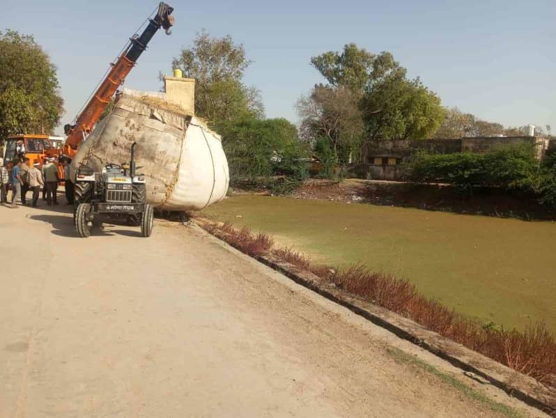मांगरोल में सरसों भूसे से भरा ट्रैक्टर ट्रॉली नाले में पलटा