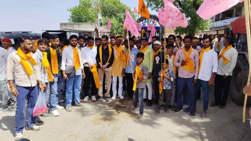 पचेवर में फुले जयंती पर भव्य शोभायात्रा, मंत्री हुए शामिल