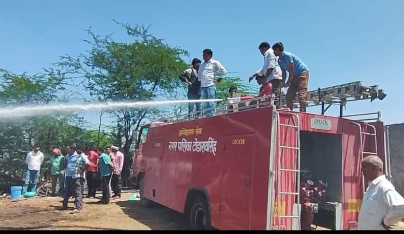 भांवता गांव बाड़े में आग ट्रैक्टर चारा जलकर राख