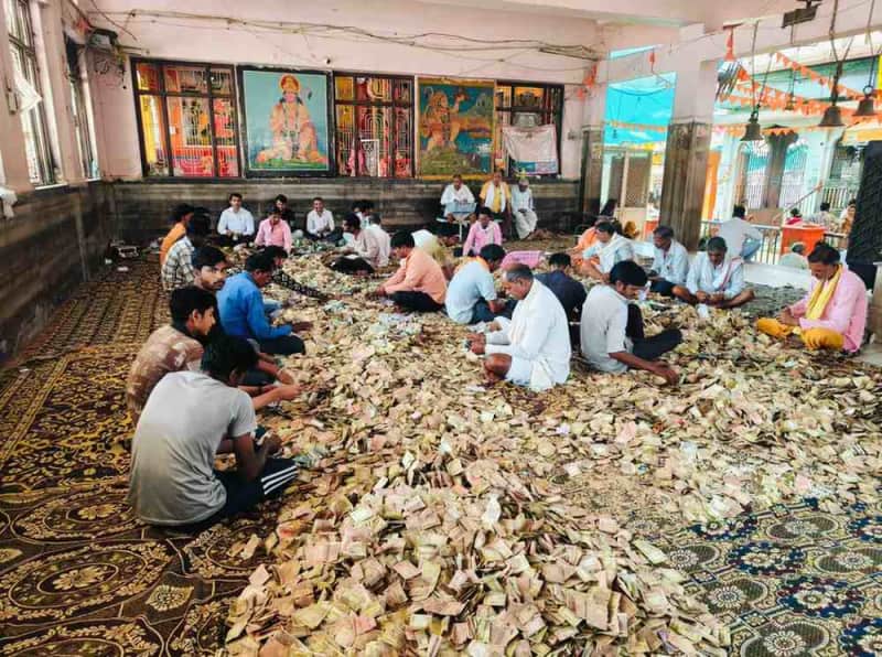 कामखेड़ा बालाजी मंदिर दानपात्र में गिनती में निकले पचास लाख