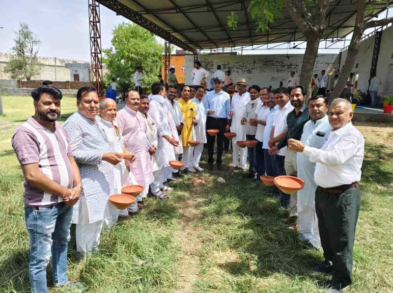 निवाई में परशुराम जयंती पर पक्षियों हेतु परिंडे बांधे
