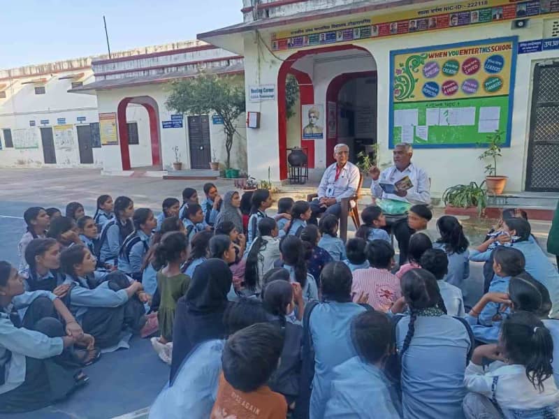 विश्व पुस्तक दिवस पर छात्राओं को पुस्तकें व पहेलियों का ज्ञान