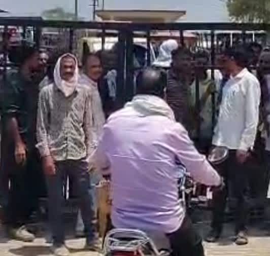 खानपुर मंडी में लहसुन नीलामी रुकी, किसानों ने लगाया ताला