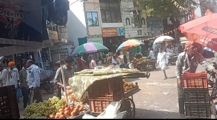 बकानी साप्ताहिक हाट में भारी वाहन, नियमों की खुली अनदेखी