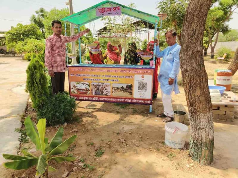 ओम मुक्ति धाम में पक्षियों हेतु परिंडे लगाए सेवा अभियान