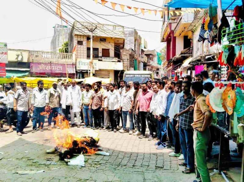 विधायक गुर्जर नेतृत्व में भाजपा प्रभारी का पुतला दहन विरोध