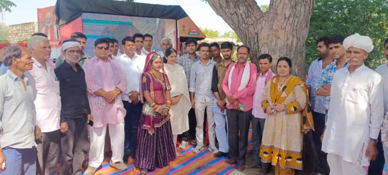 हमीरपुर में ग्राम रथ अभियान से योजनाओं की जानकारी दी
