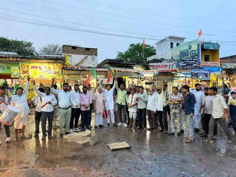 बकानी में भाजपा की जीत पर कार्यकर्ताओं ने मनाया जश्न