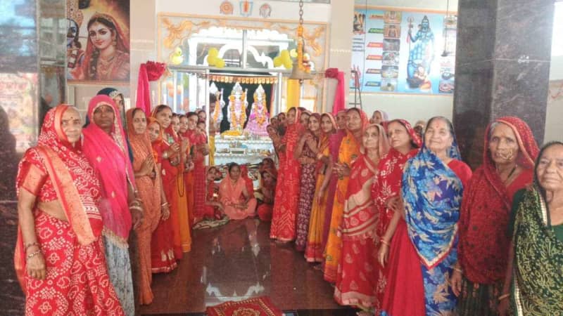 अपरा एकादशी पर मंदिर में भजन-कीर्तन से भक्तिमय माहौल