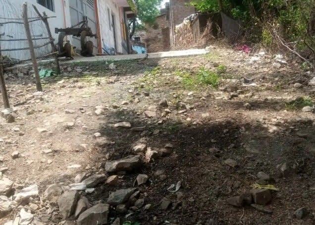 मोदी ग्राम में अधूरी इंटरलॉकिंग सड़क से ग्रामीण परेशान