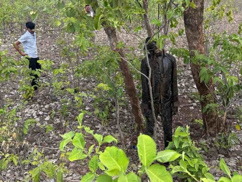 करल-गरवाड़ा मार्ग जंगल में पेड़ से युवक का शव मिला