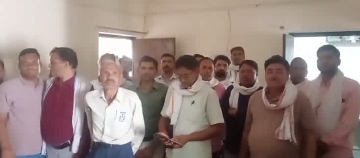 अवकाश कटौती के विरोध में शिक्षकों ने सौंपा मुख्यमंत्री ज्ञापन